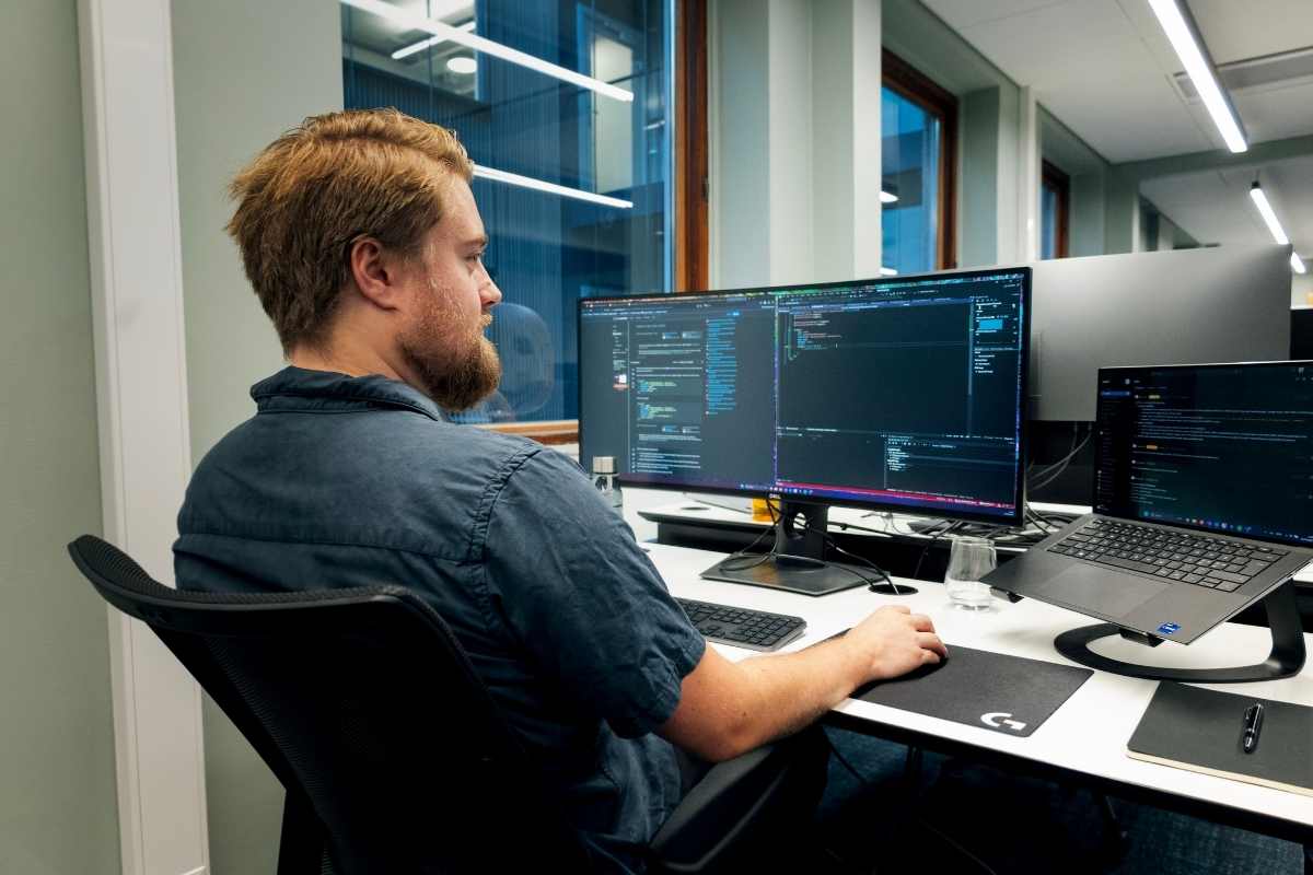 Systemutvikler Fabian Boe jobber på PC - XLENT